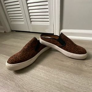 Time and Tru Women's Twin Gore Mules
